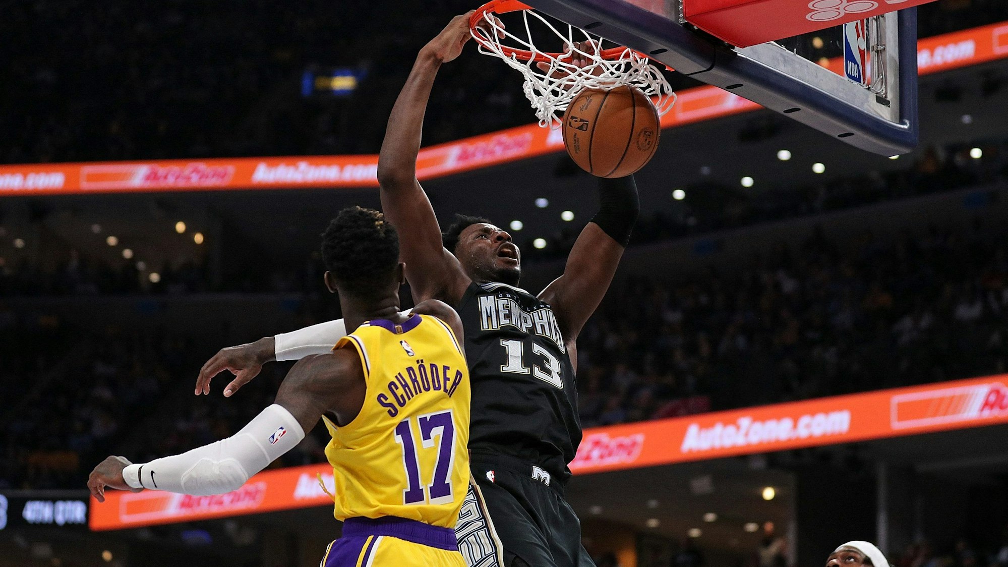 Memphis Jaren Jackson Jr. (r.) setzt sich gegen Dennis Schröder durch und steigt hoch zum Korb.
