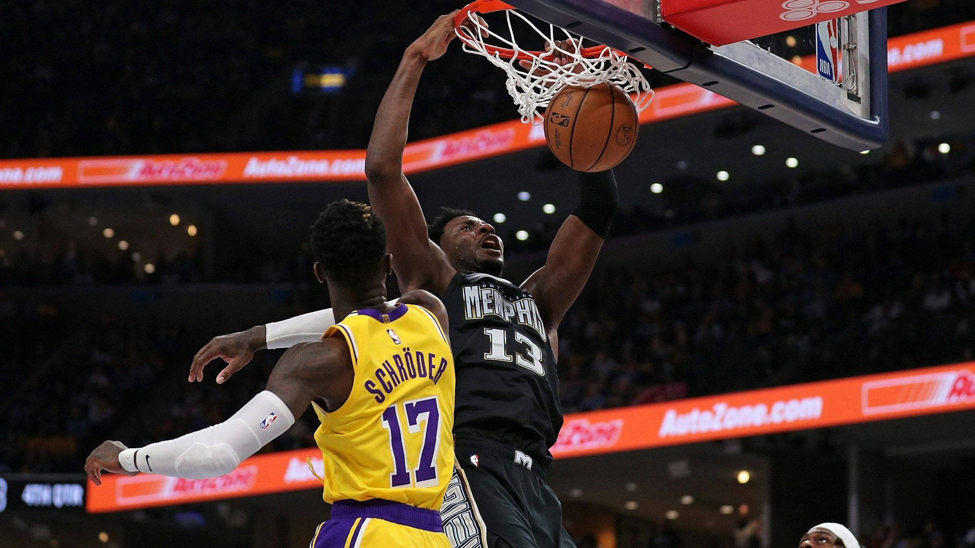 Memphis Jaren Jackson Jr. (r.) setzt sich gegen Dennis Schröder durch und steigt hoch zum Korb.