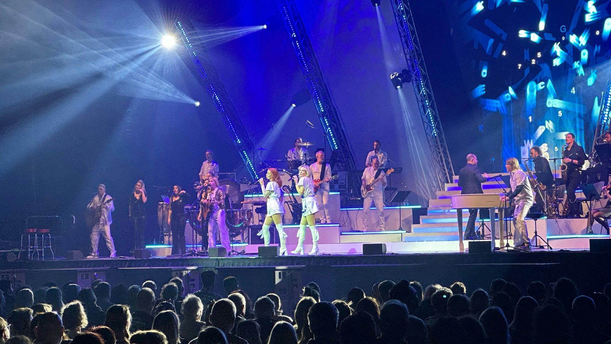 Kerstin Löcker als Anni-Frid (l.) und Navina Heyne als Agnetha (r.) singen auf der Bühne in der Lanxess-Arena.