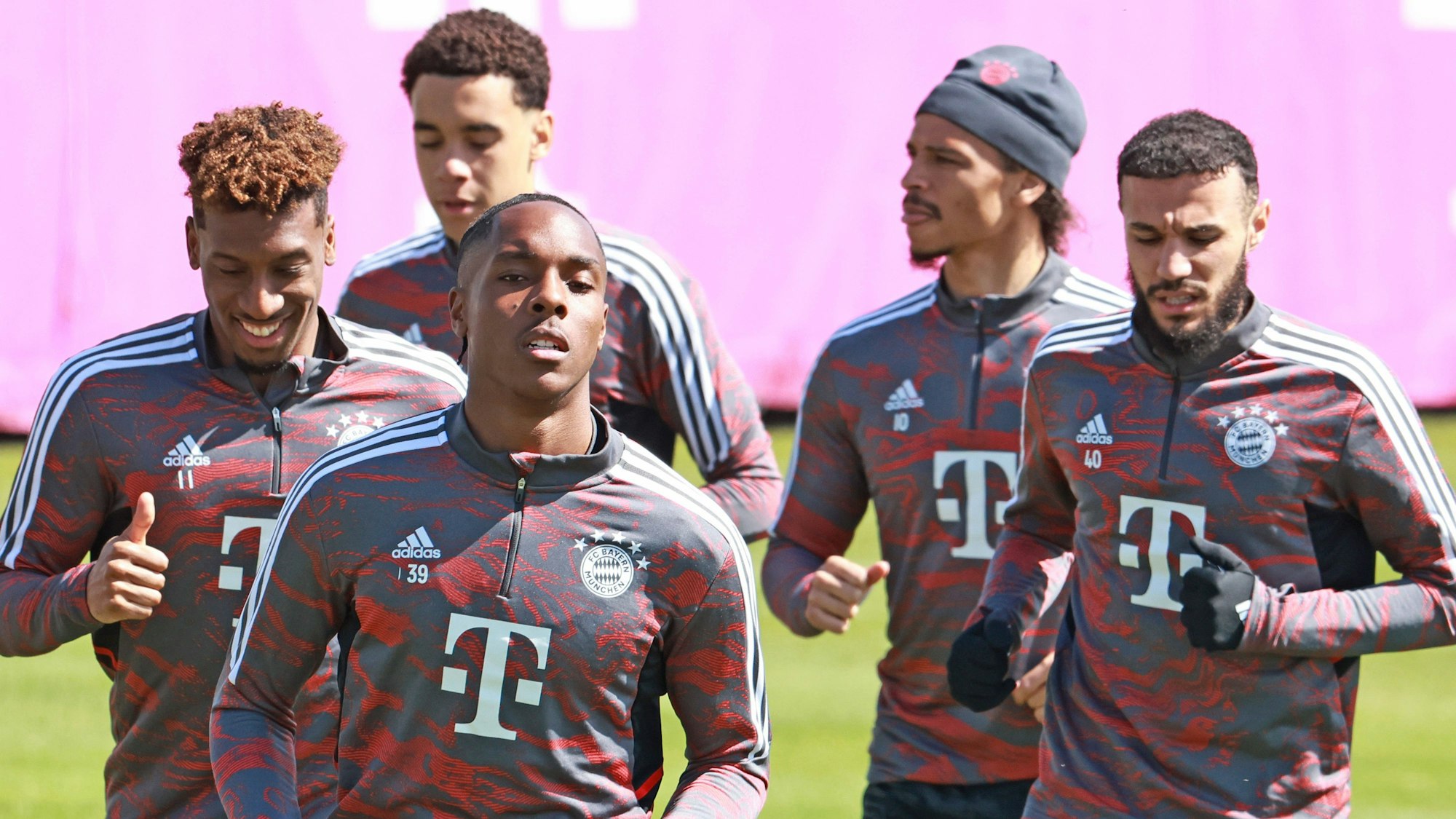 Von links: Kingsley Coman, Jamal Musiala, Mathys Tel, Leroy Sané und Noussair Mazraoui laufen sich beim Training warm.