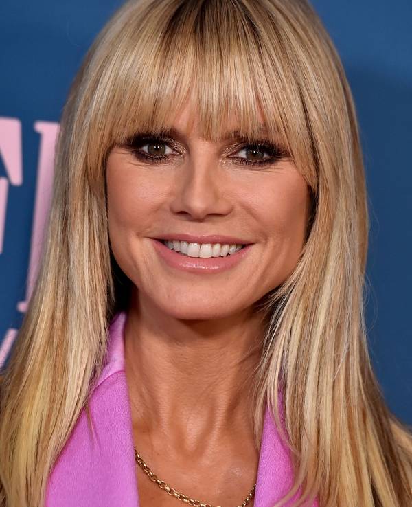 Heidi Klum lächelt in die Kamera.