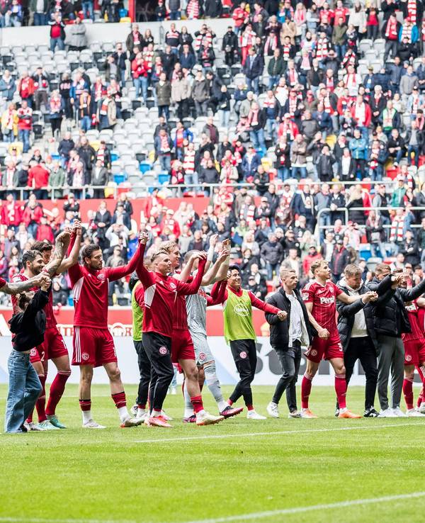 Die Spieler von Fortuna Düsseldorf feiern vor den Fans den Heimsieg gegen Darmstadt 98.