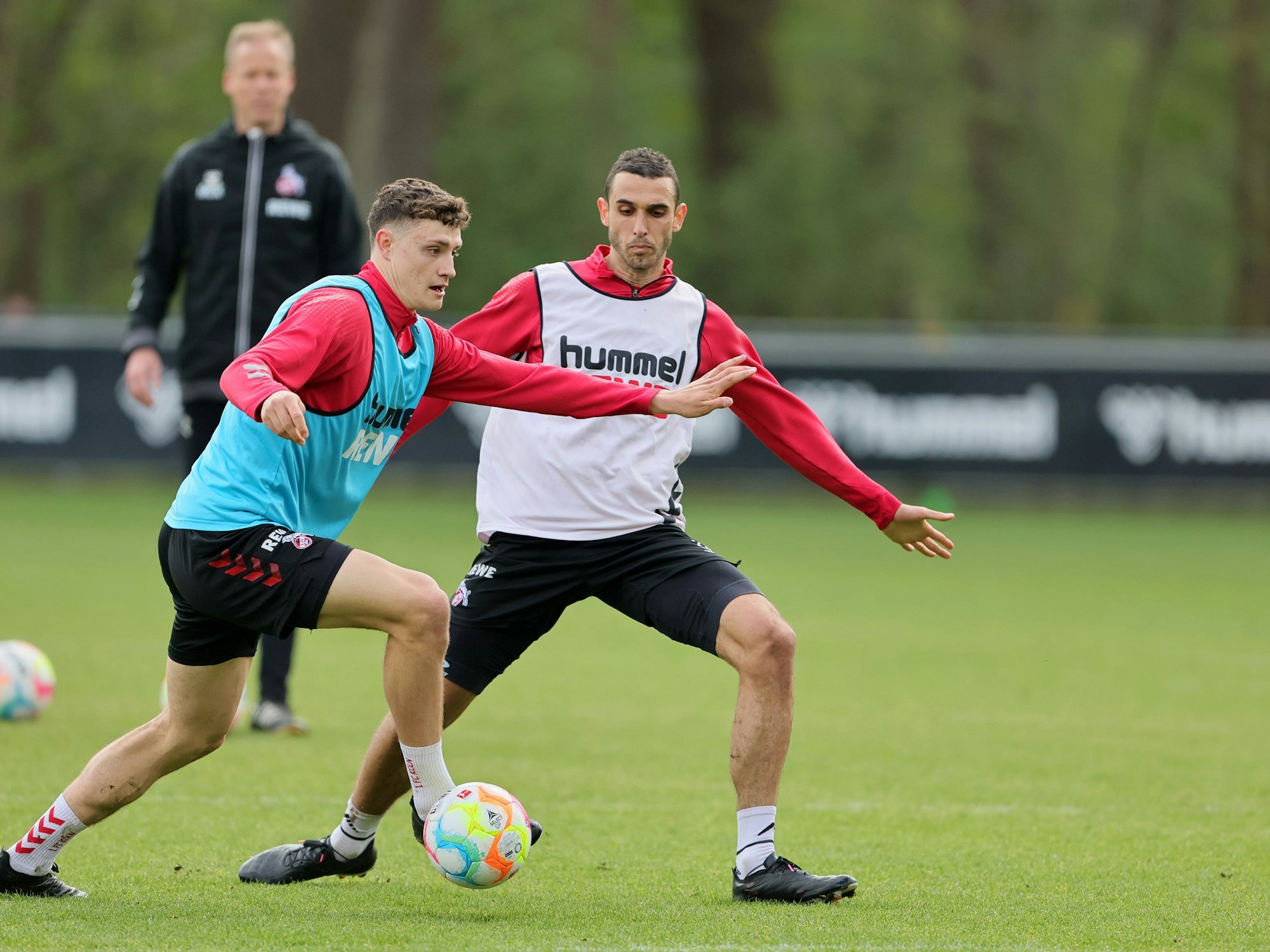 Zweikampf zwischen Eric Martel (li.) und Ellyes Skhiri.