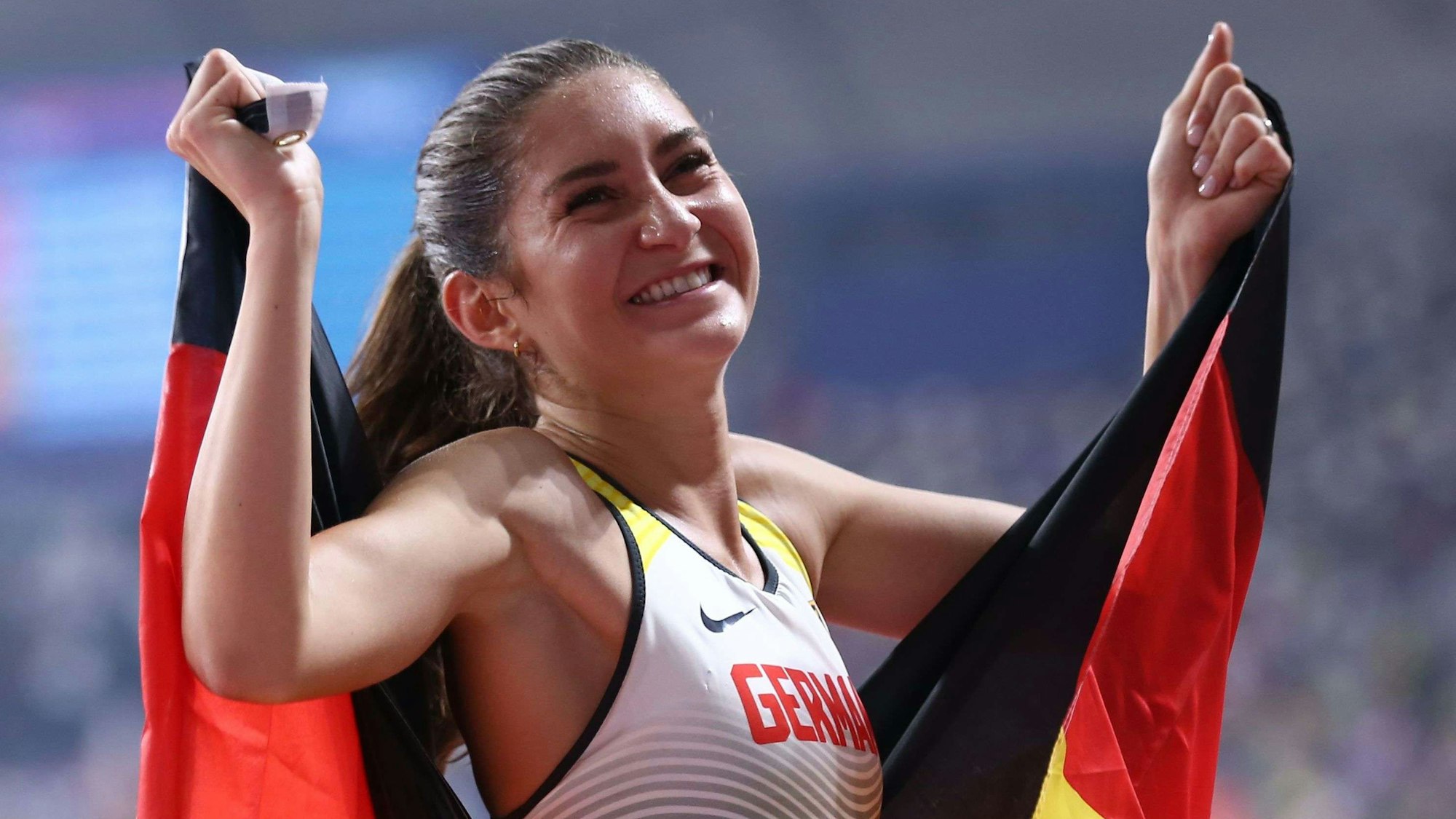 Gesa Felicitas Krause jubelt mit Deutschland-Flagge über Bronze bei der WM.