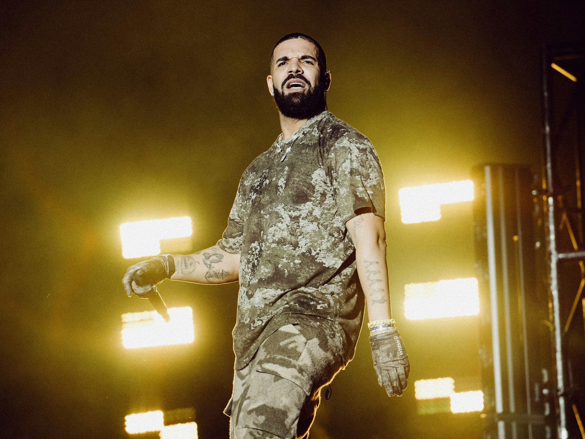 Rapper Drake bei einem Auftritt auf der Bühne.
