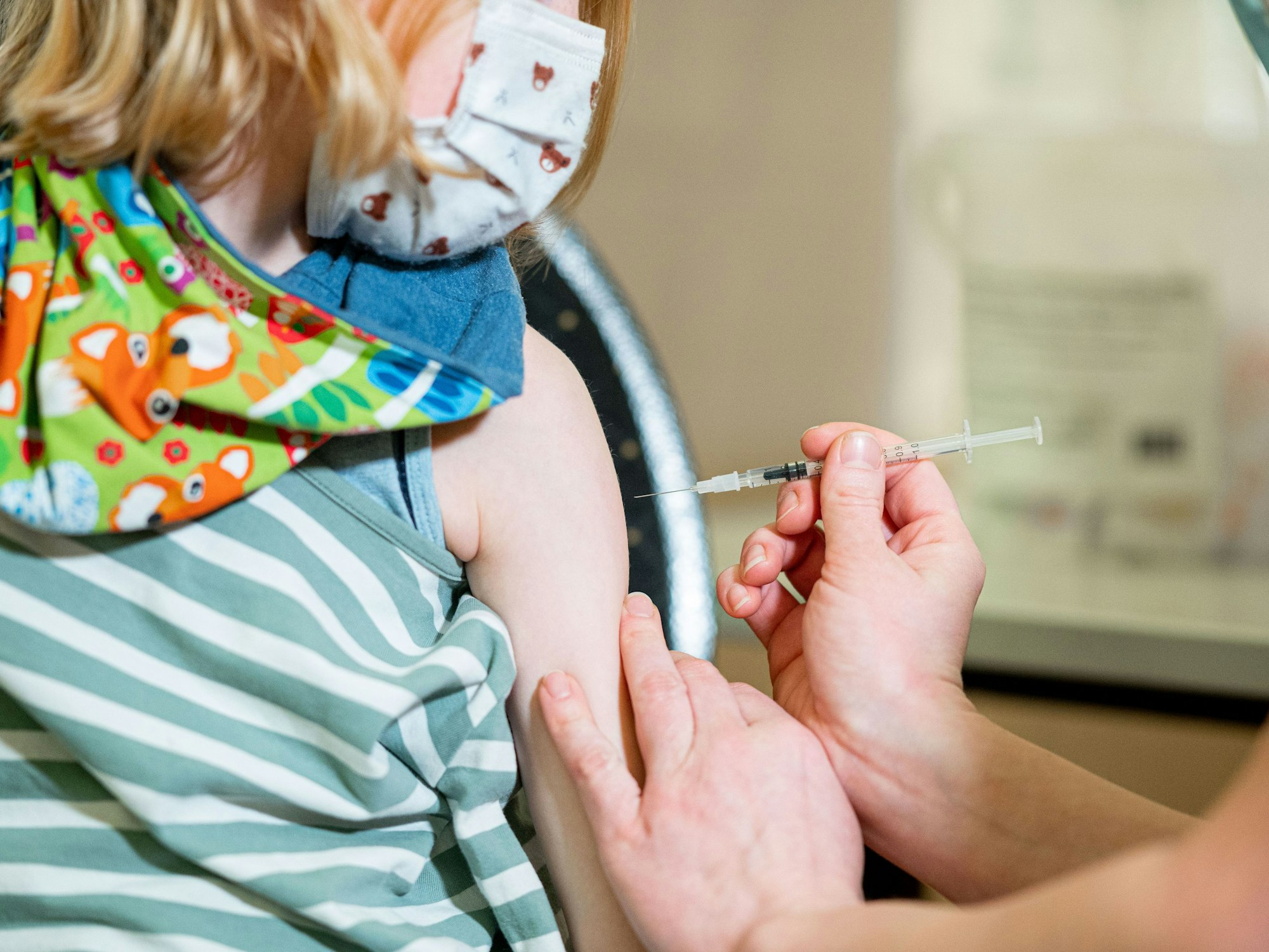 Ein Kind wird im mobilen Impfzentrum für Kinder, hier im Dezember 2021 in Lüneburg, gegen das Coronavirus geimpft.