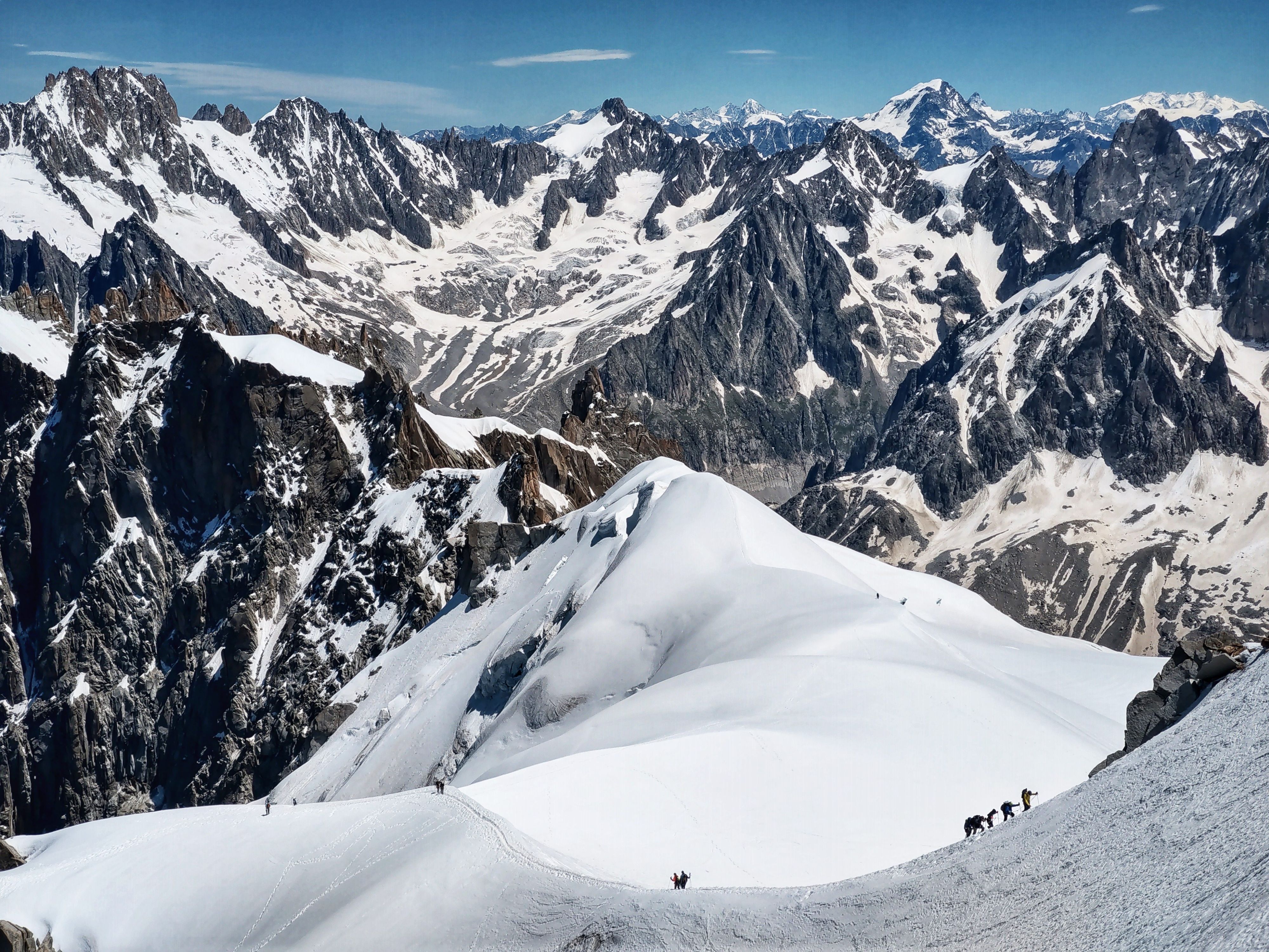 Kletternde auf dem Weg zum Mont Blanc an der französisch-italienischen Grenze.