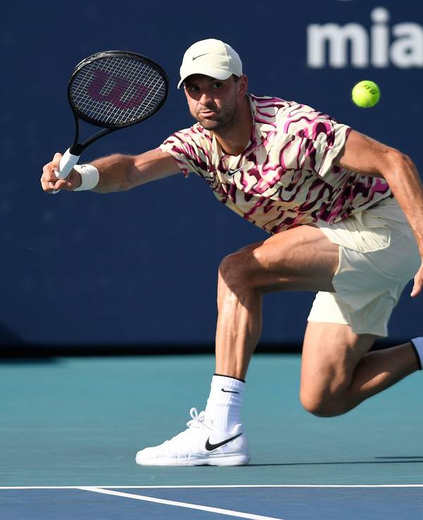 Tennis-Star Grigor Dimitrov schlägt in Miami eine Vorhand.