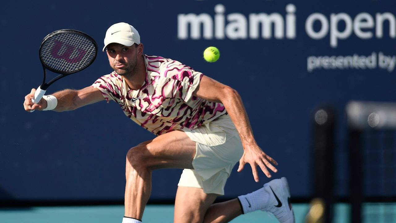 Tennis-Star Grigor Dimitrov schlägt in Miami eine Vorhand.
