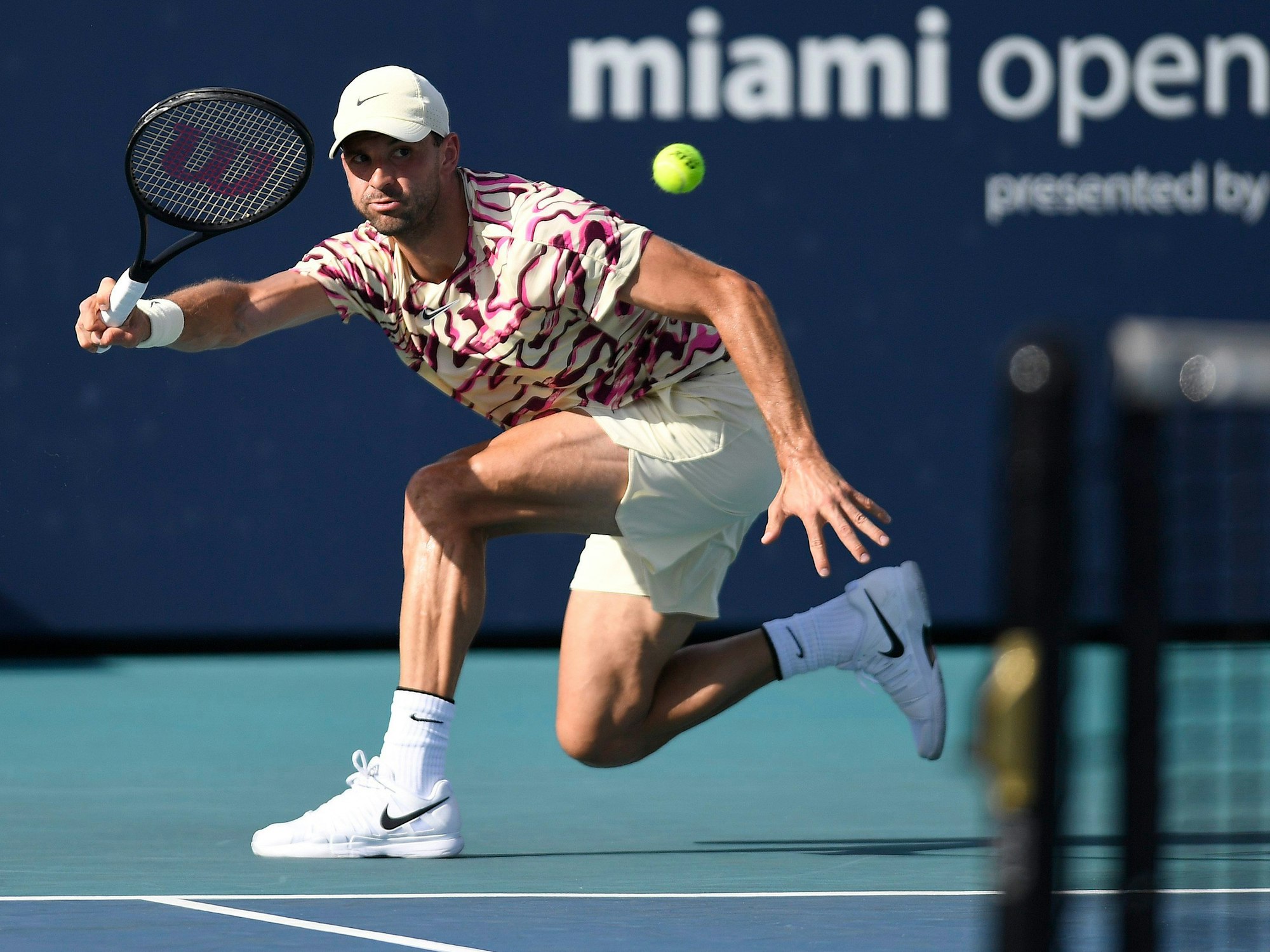 Tennis-Star Grigor Dimitrov schlägt in Miami eine Vorhand.