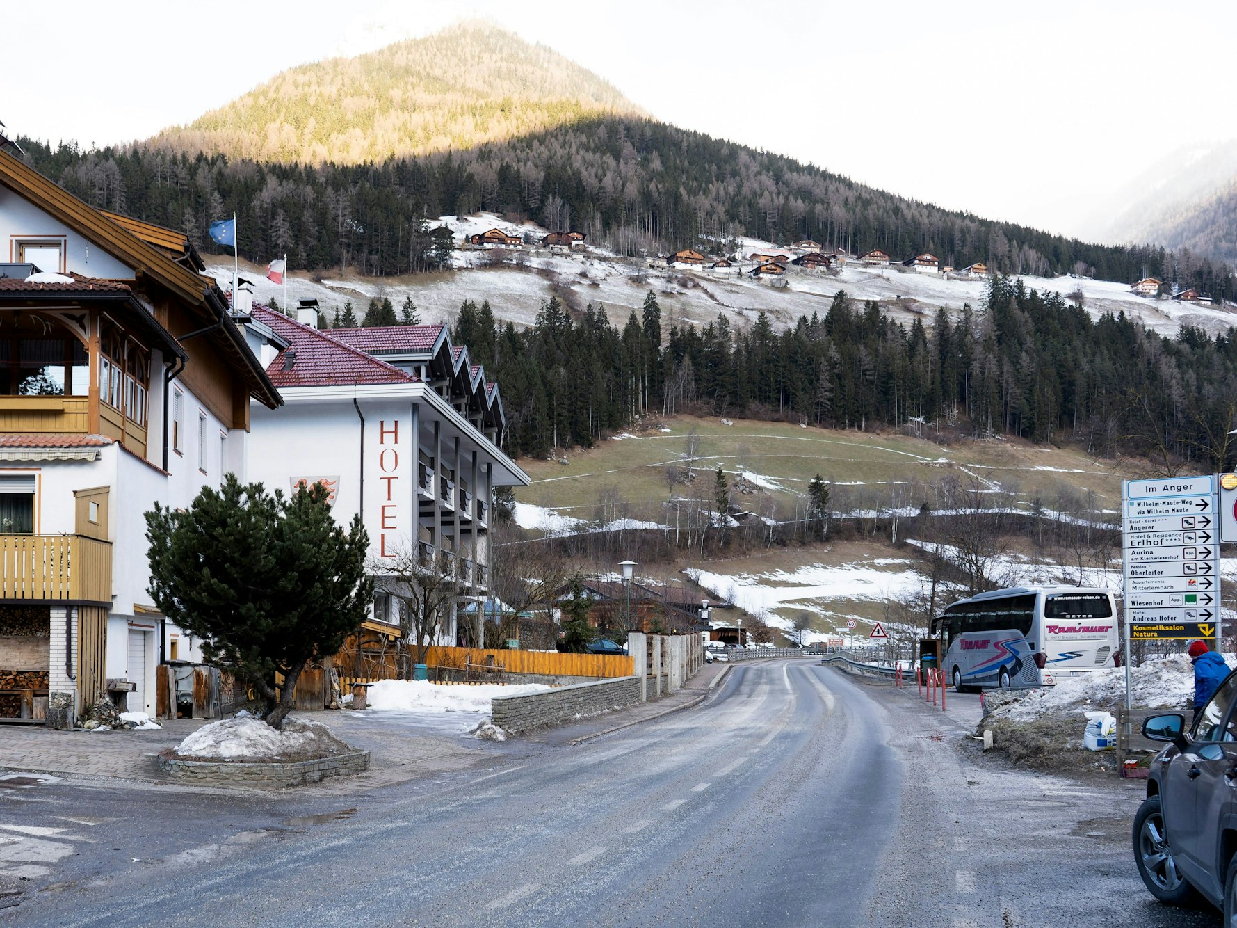 Ein Straßenabschnitt in Südtirol in Luttach, hier im Januar 2020, mit einem Hotel am Straßenrand und einem Bergpanorama im Hintergrund.