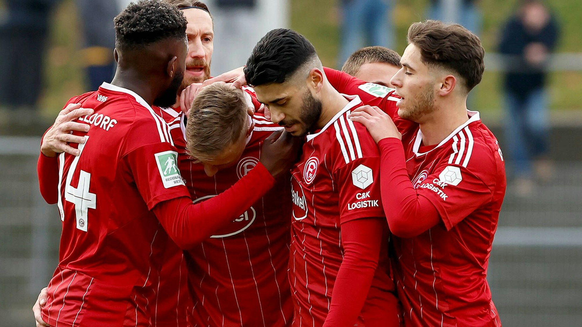Die Spieler von Fortuna Düsseldorf jubeln gemeinsam im Spiel bei der SG Wattenscheid 09.