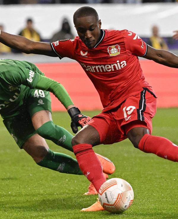 Leverkusens Moussa Diaby (r) schießt den Ball ins Tor.