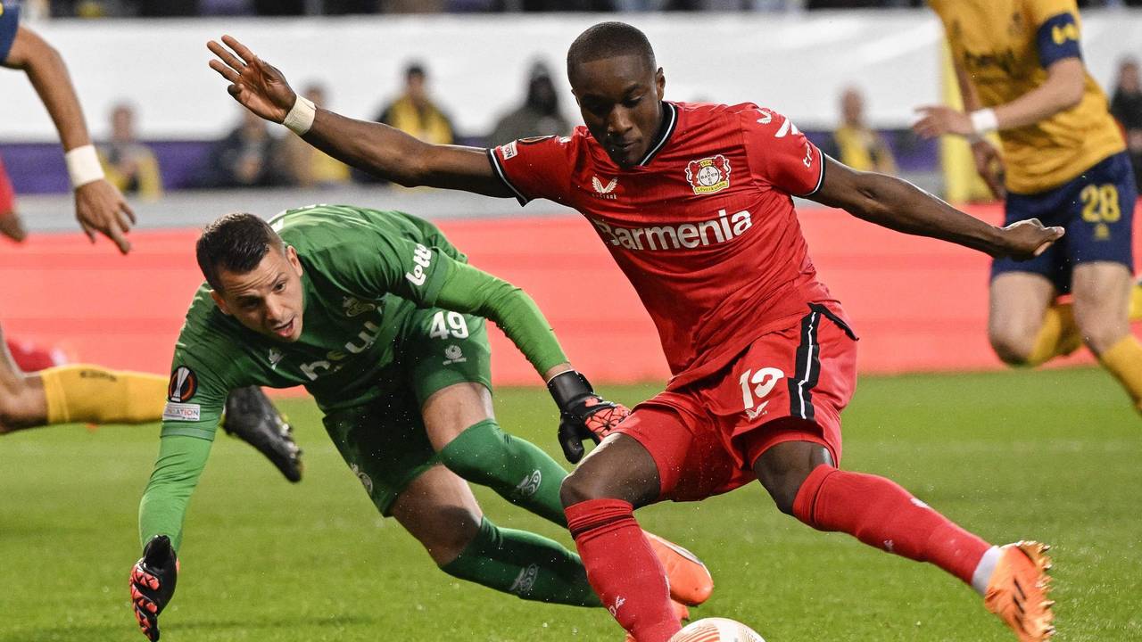 Leverkusens Moussa Diaby (r) schießt den Ball ins Tor.