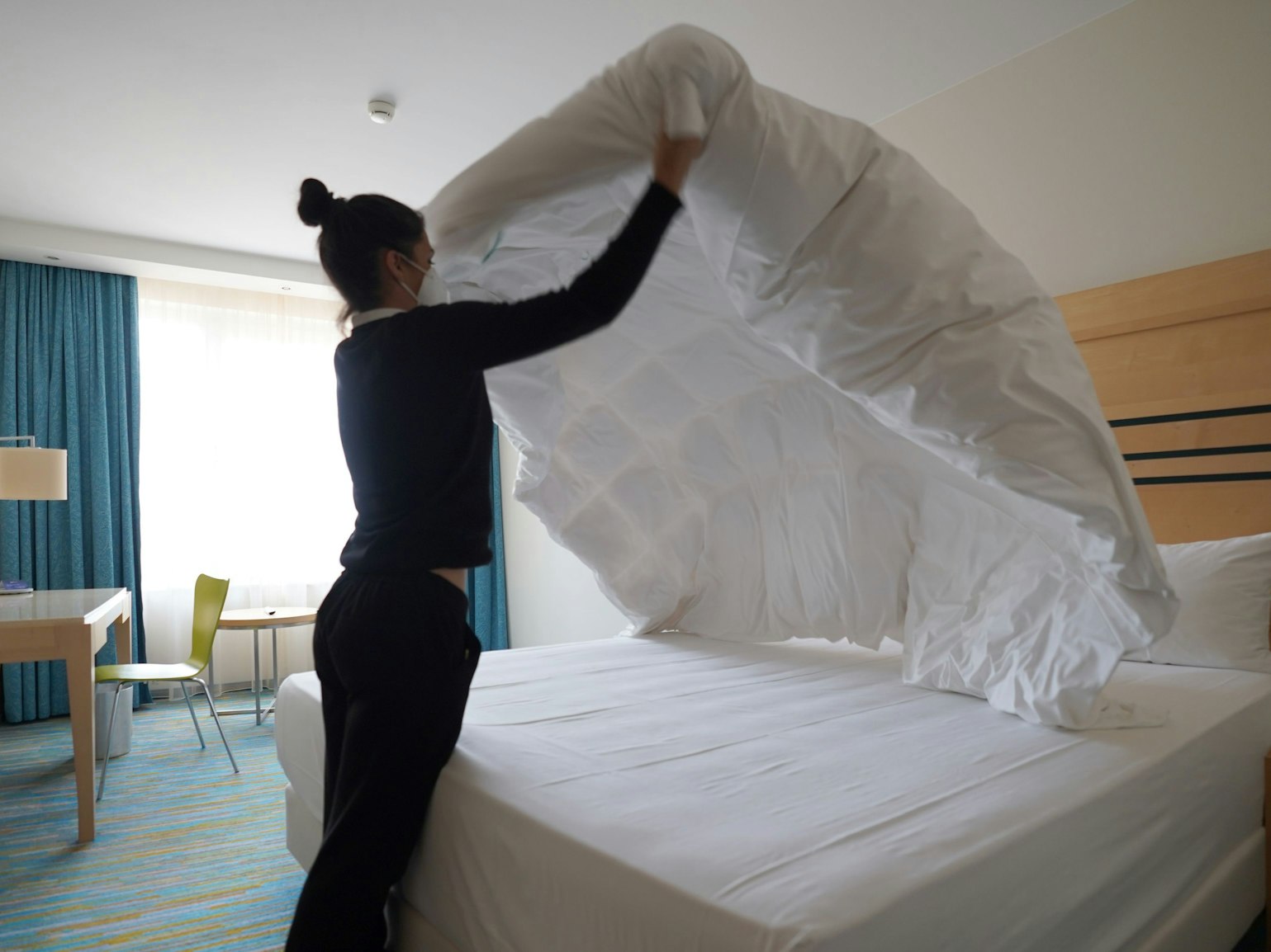 Eine Mitarbeiterin reinigt ein Hotelzimmer, hier im Juni 2021 in Hamburg.