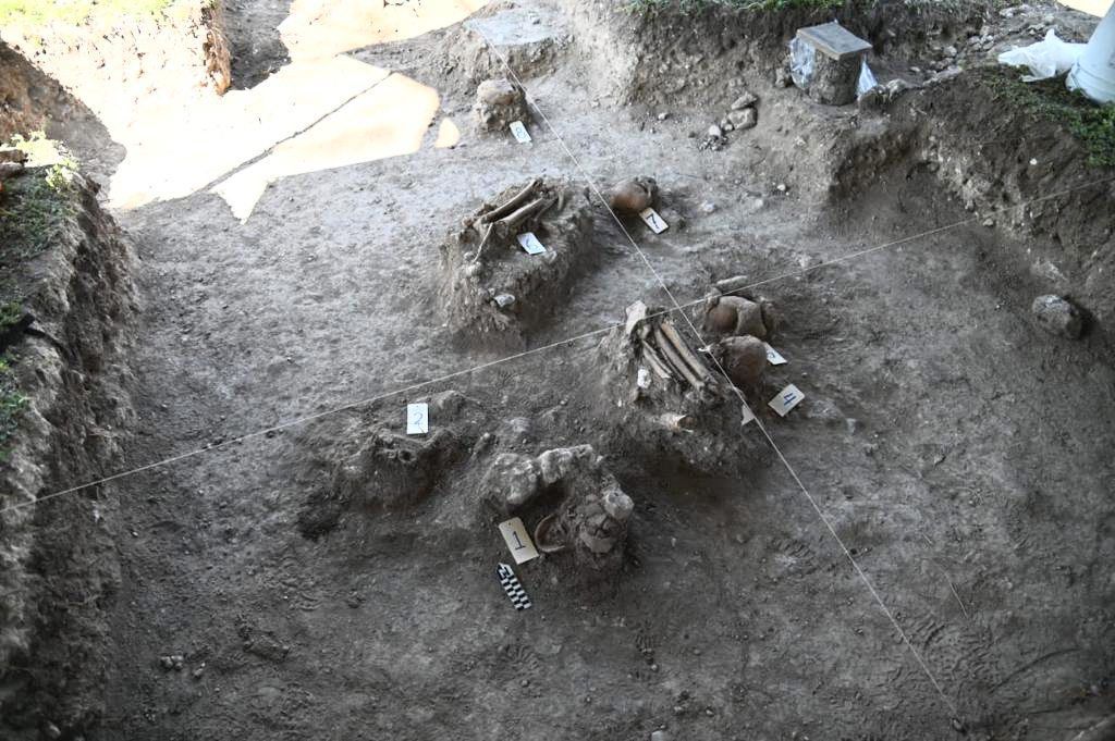 Unter einer Tempelpyramide in der archäologischen Stätte Moral-Reforma im Bundesstaat Tabasco entdeckten Forscher Schädel, Kieferfragmente und andere Knochenteile von meist jungen Männern, wie das Nationale Institut für Anthropologie und Geschichte (INAH) mitteilte.