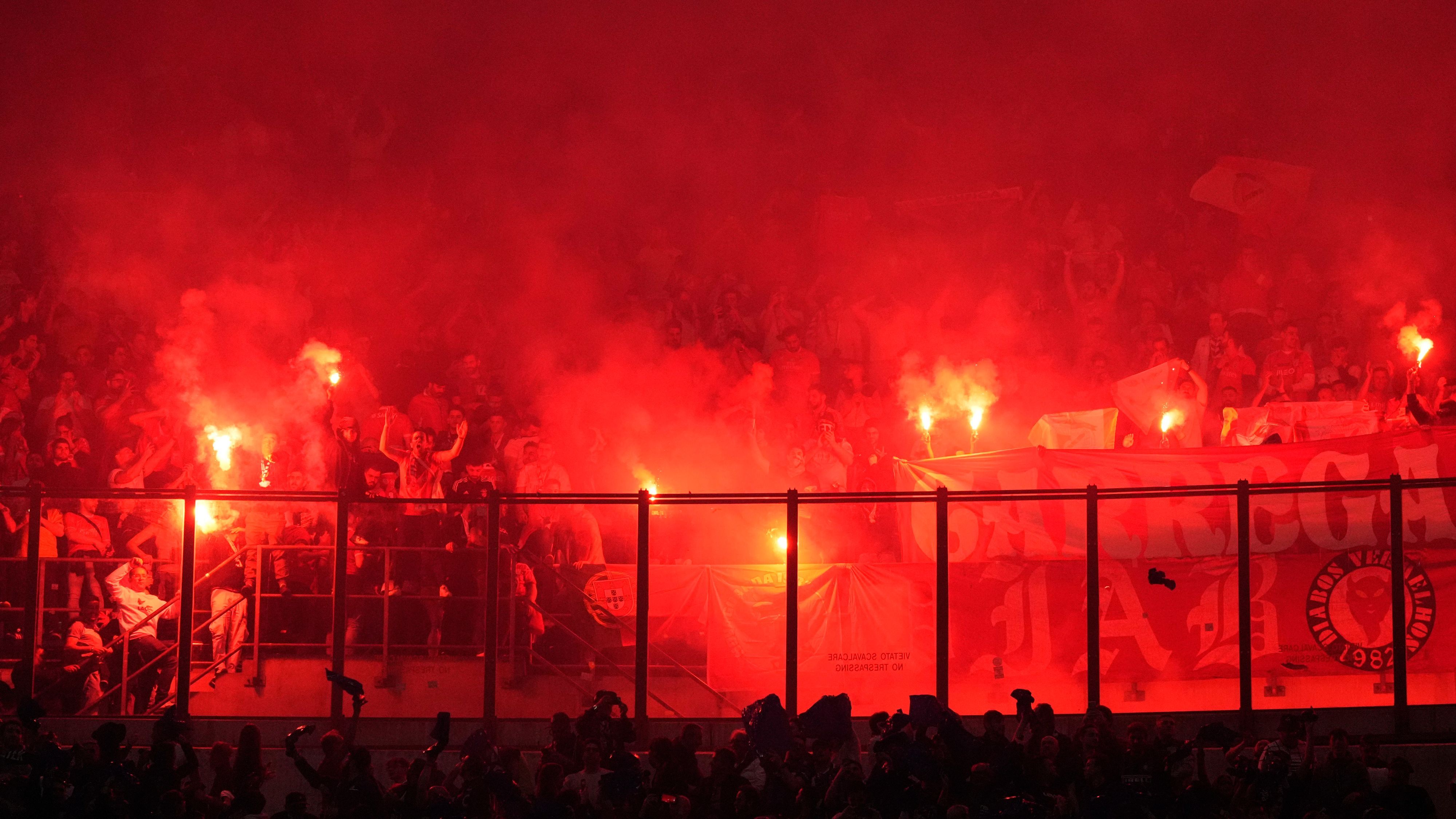 Fans von Benfica Lissabon mit Pyro in Mailand.
