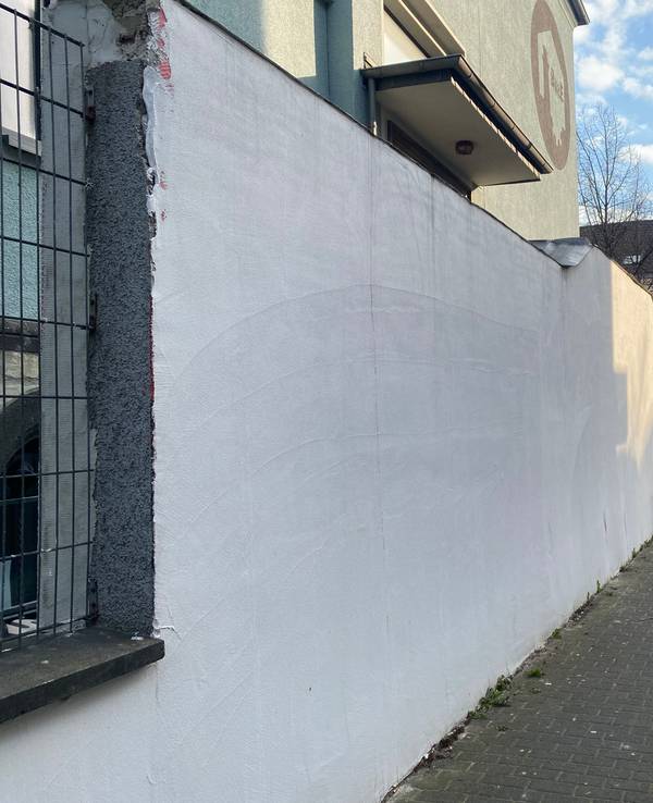 Eine weiße Wand – an dieser Stelle befand sich das SPD-Wandgemälde an der Herbrandtstraße.