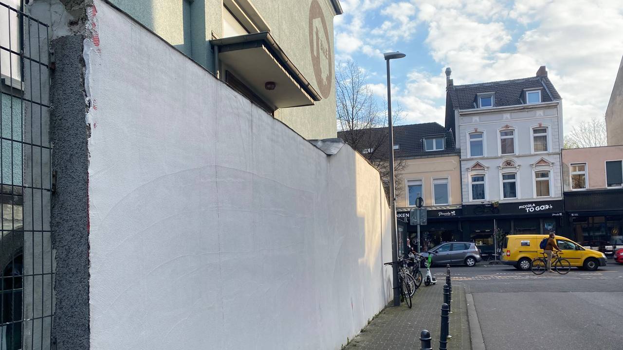 Eine weiße Wand – an dieser Stelle befand sich das SPD-Wandgemälde an der Herbrandtstraße.