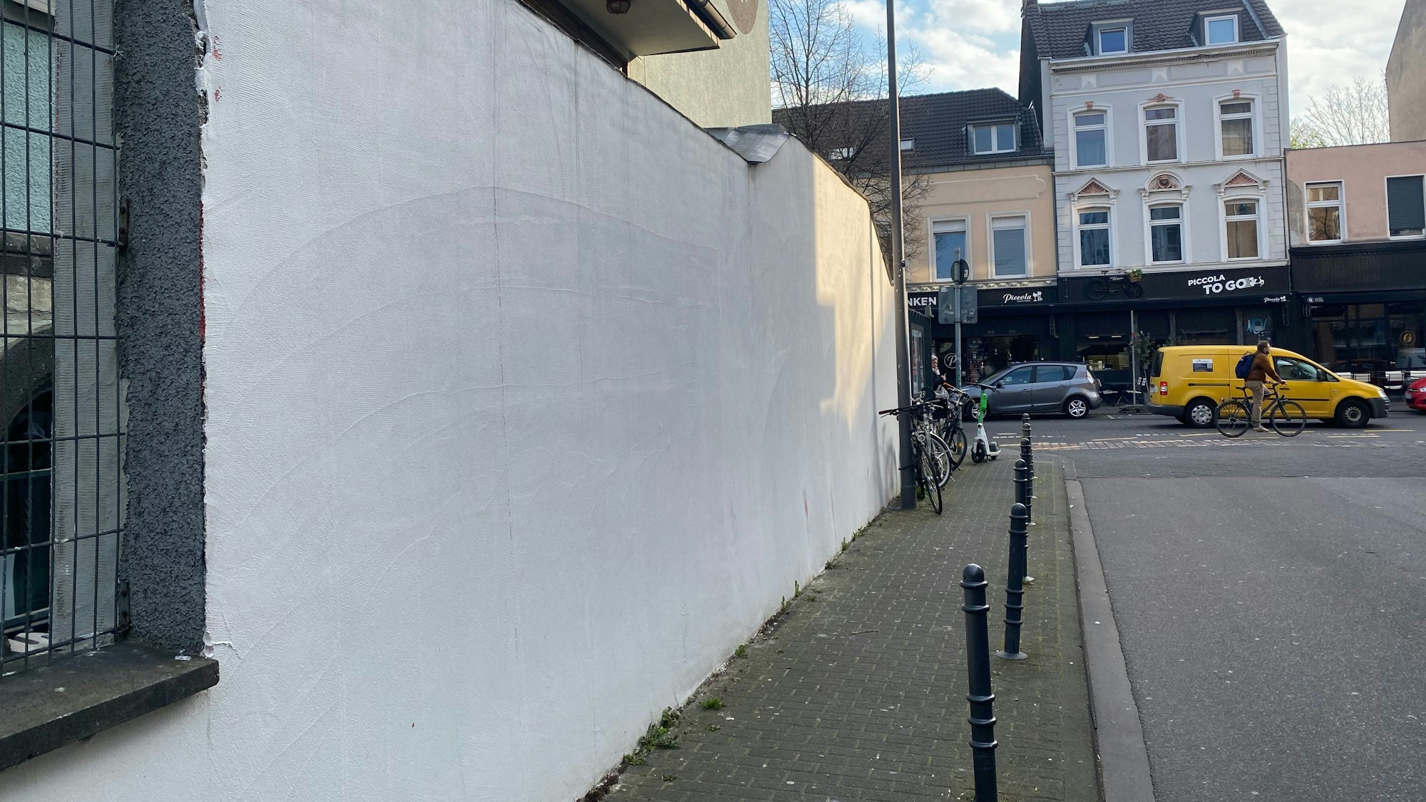 Eine weiße Wand – an dieser Stelle befand sich das SPD-Wandgemälde an der Herbrandtstraße.