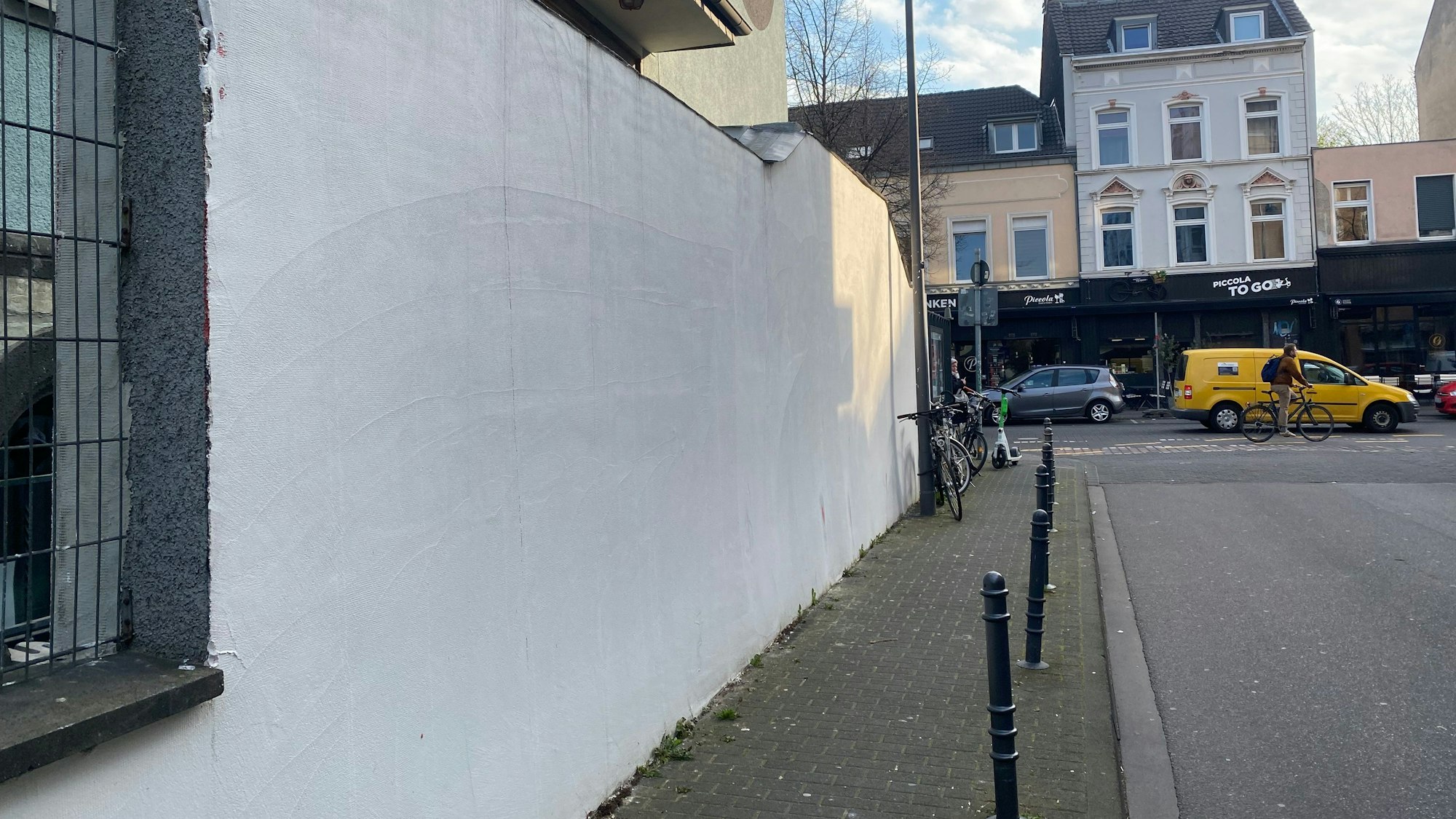 Eine weiße Wand – an dieser Stelle befand sich das SPD-Wandgemälde an der Herbrandtstraße.