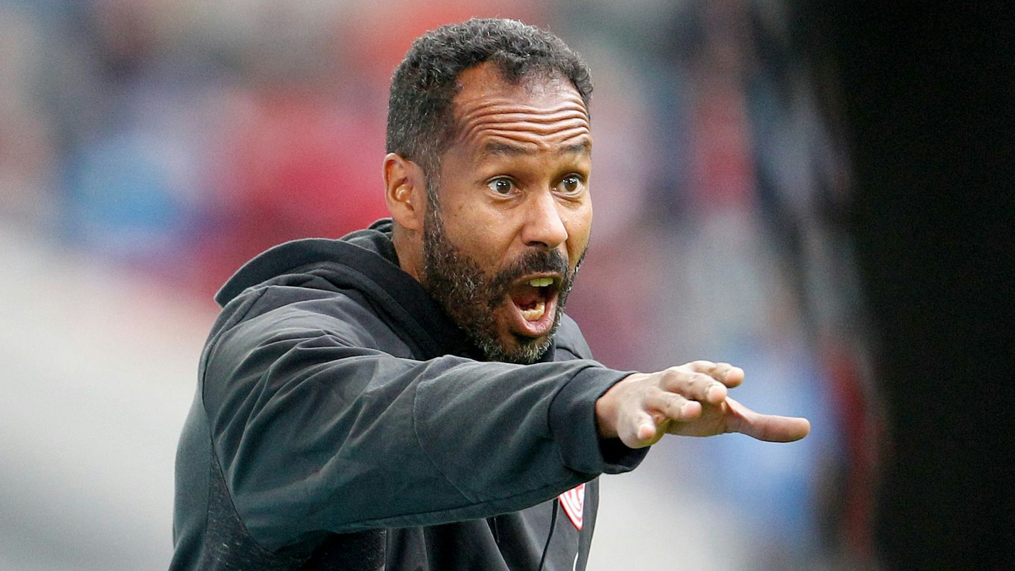 Der Düsseldorfer Trainer Daniel Thioune gibt an der Seitenlinie Anweisungen.