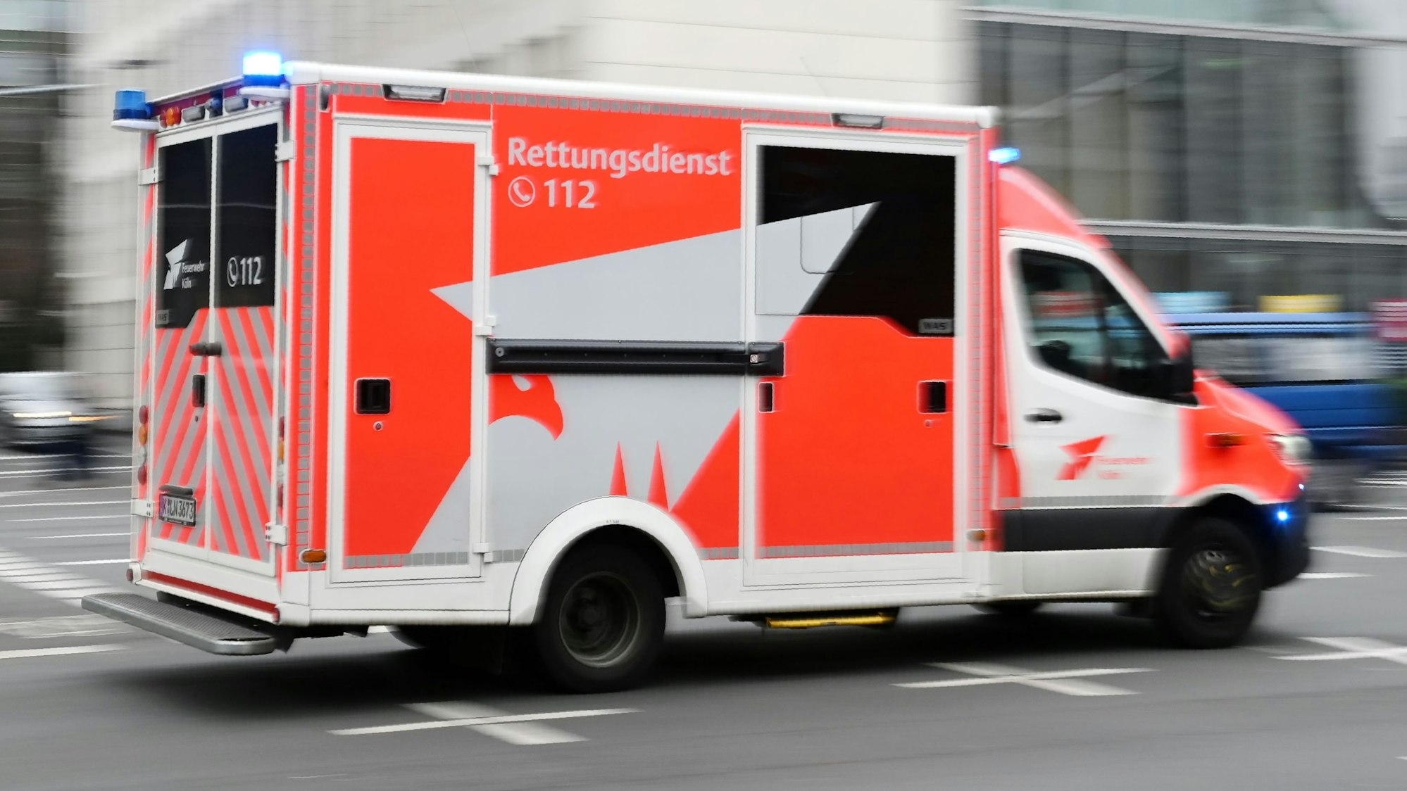 Ein Rettungsdienst fährt zu einem Einsatz.