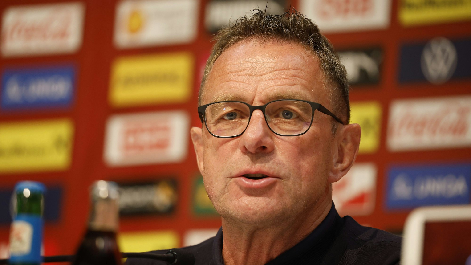 29.05.2022, Österreich, Bad Tatzmannsdorf: Ralf Rangnick, neuer ÖFB-Teamchef, spricht auf einer Pressekonferenz. Der frühere Bundesliga-Coach Ralf Rangnick wird neben seinem neuen Job als Trainer der österreichischen Fußball-Nationalmannschaft nicht als Berater bei Manchester United tätig sein, um sich auf seine neue Aufgabe in Österreich zu konzentrieren. Foto: Erwin Scheriau/APA/dpa +++ dpa-Bildfunk +++