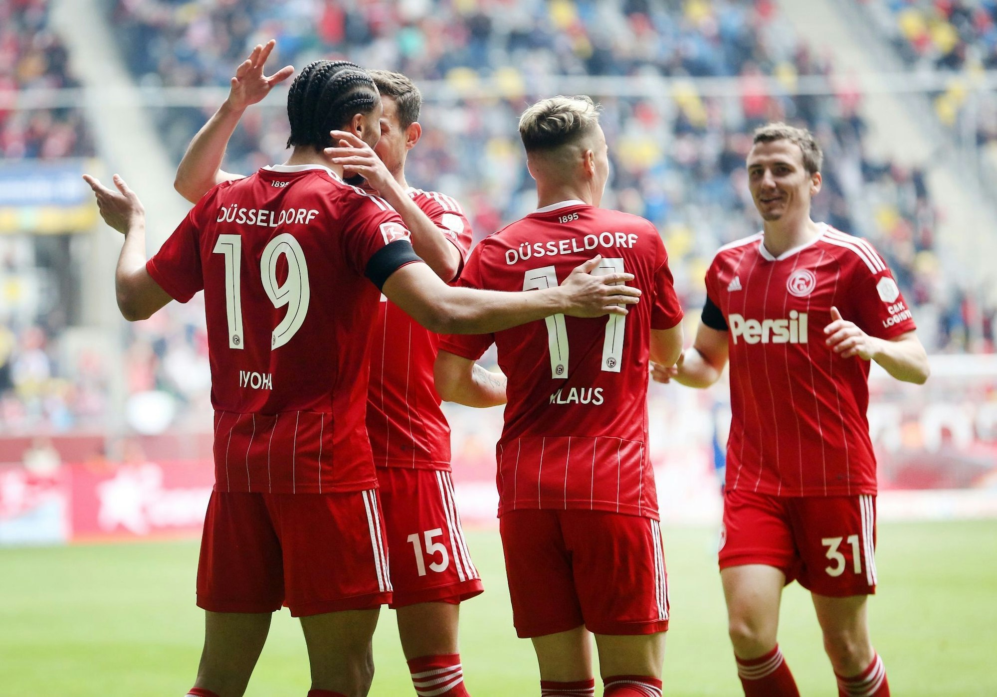 Torschütze Emmanuel Iyoha (l-r) jubelt mit Tim Oberdorf, Felix Klaus und Marcel Sobottka über einen Treffer für Fortuna Düsseldorf.