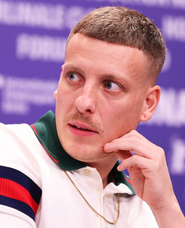 Felix Lobrecht nimmt am 18. Februar 2023 an der Pressekonferenz zum Film „Sonne und Beton“ im Rahmen der Berlinale teil.