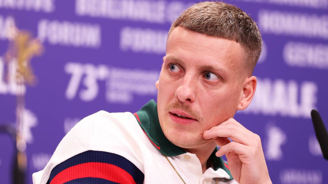 Felix Lobrecht nimmt am 18. Februar 2023 an der Pressekonferenz zum Film „Sonne und Beton“ im Rahmen der Berlinale teil.