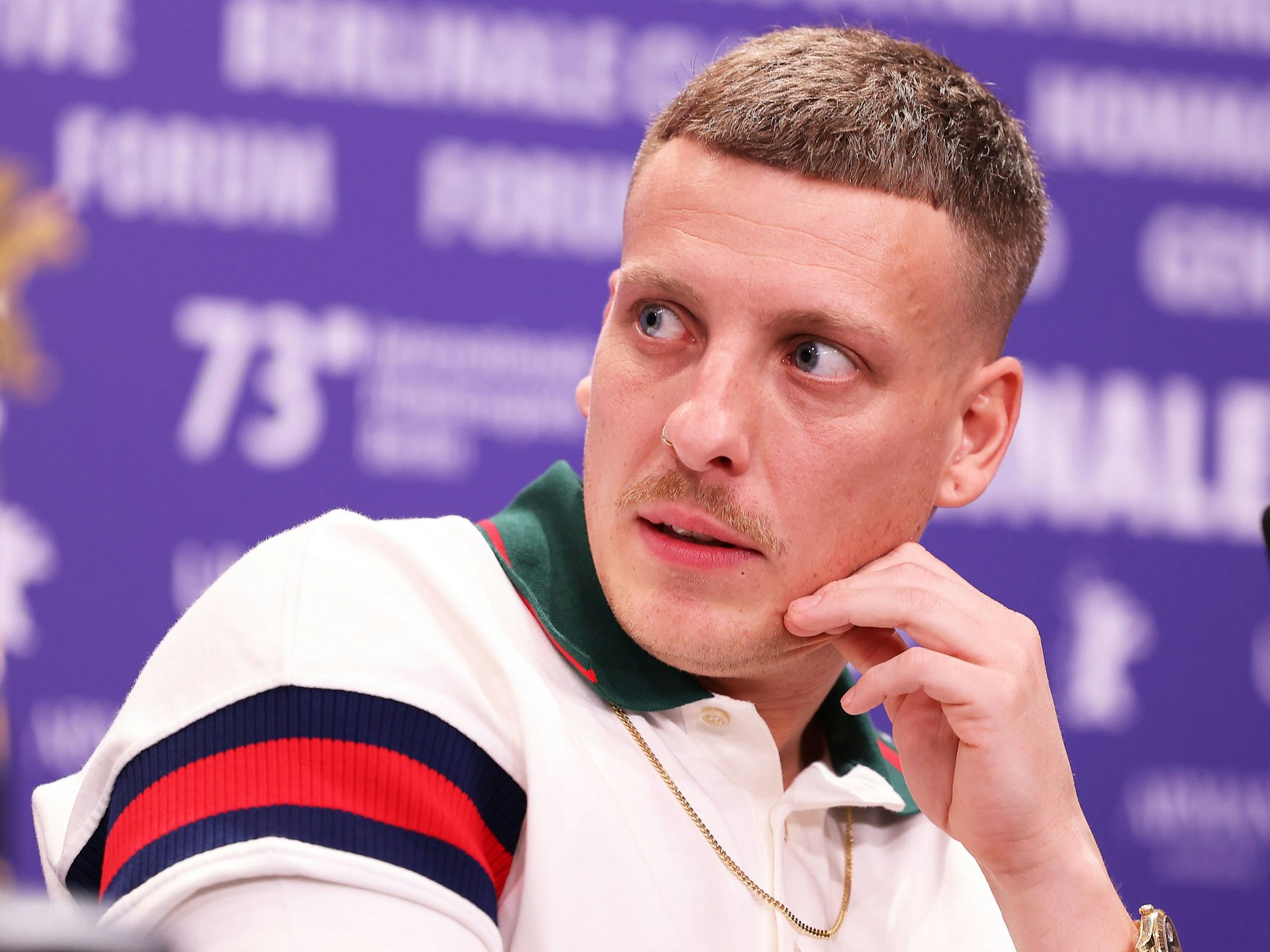 Felix Lobrecht nimmt am 18. Februar 2023 an der Pressekonferenz zum Film „Sonne und Beton“ im Rahmen der Berlinale teil.