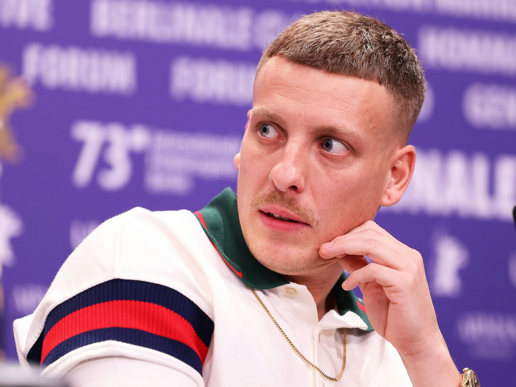 Felix Lobrecht nimmt am 18. Februar 2023 an der Pressekonferenz zum Film „Sonne und Beton“ im Rahmen der Berlinale teil.