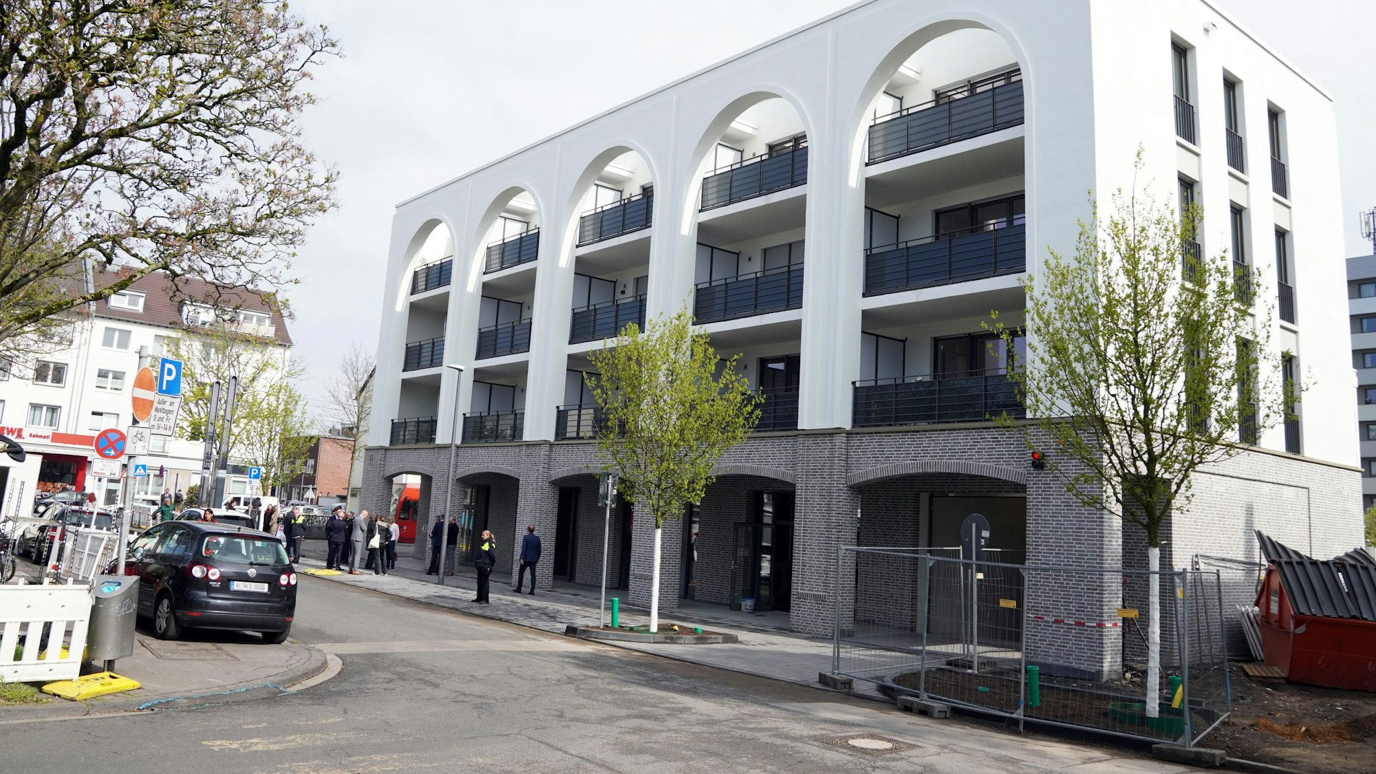 Am Hermeskeiler Platz hat die KVB ein eigenes Quartier für Mitarbeiterinnen und Mitarbeiter bauen lassen. Jetzt wurde es eröffnet.