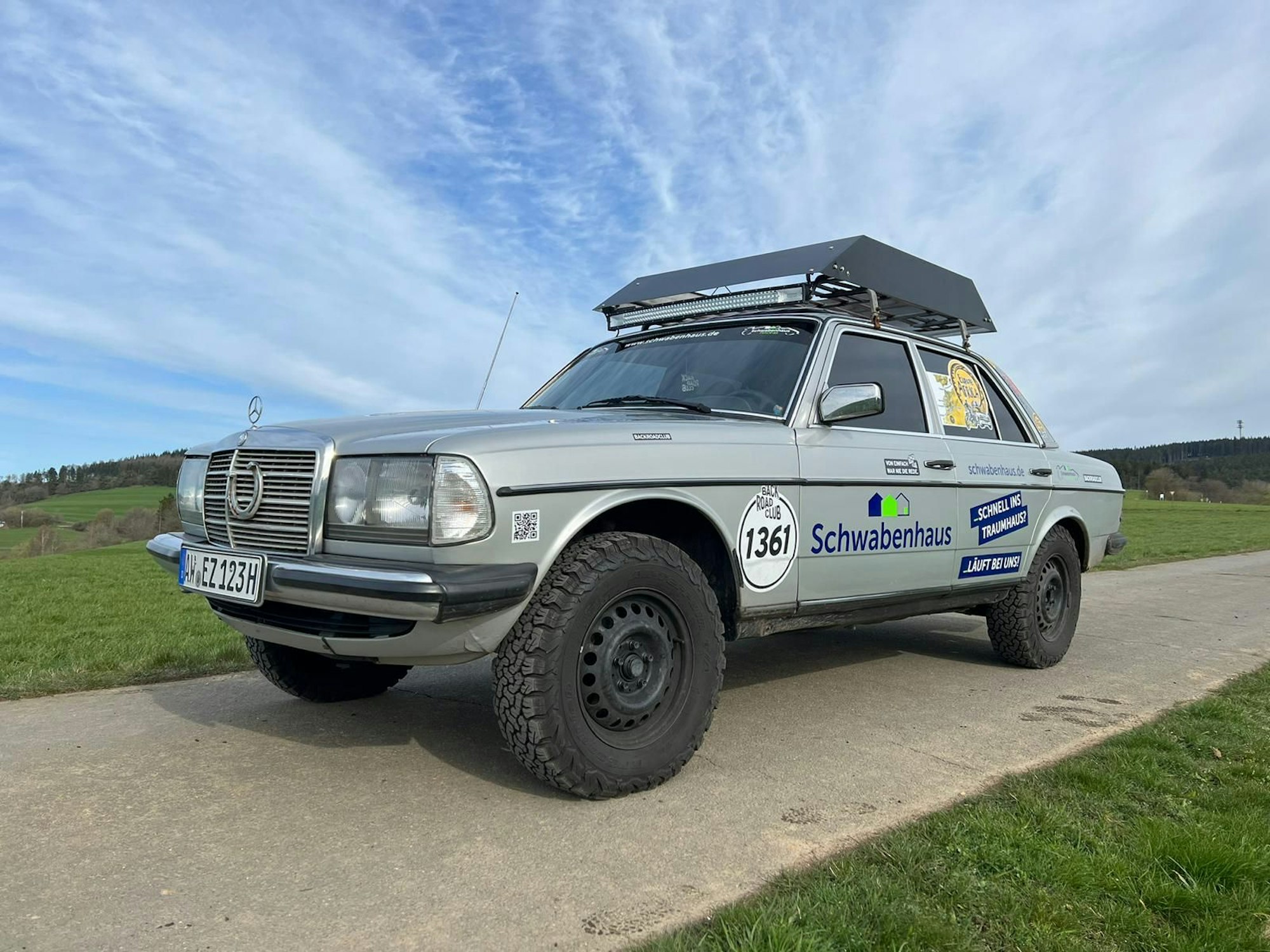 Ein Mercedes-Benz W123 200 D steht auf einem Feldweg.