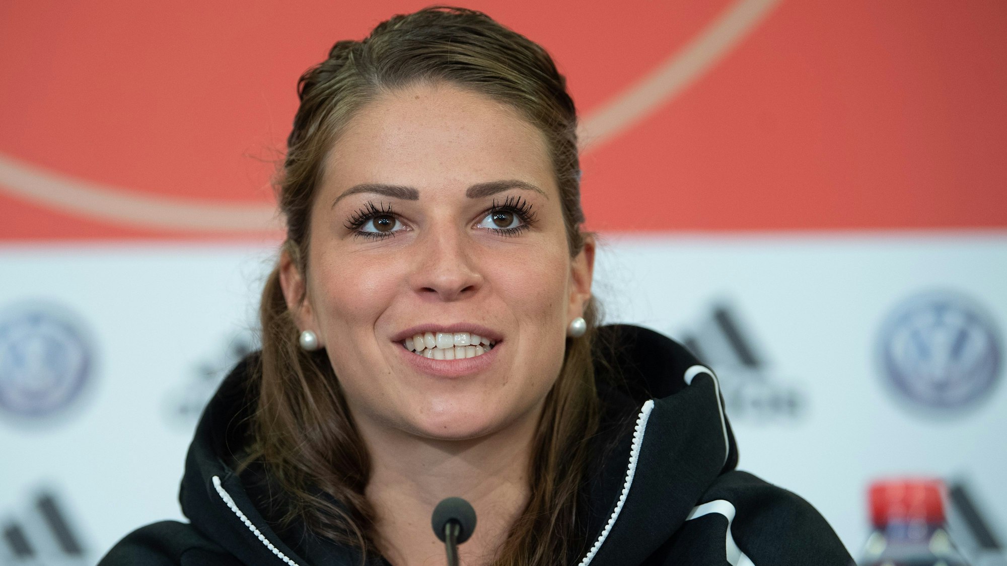 Melanie Leupolz spricht während einer Pressekonferenz der deutschen Fußball-Nationalmannschaft der Frauen vor der Fußball-Weltmeisterschaft in Frankreich 2019.