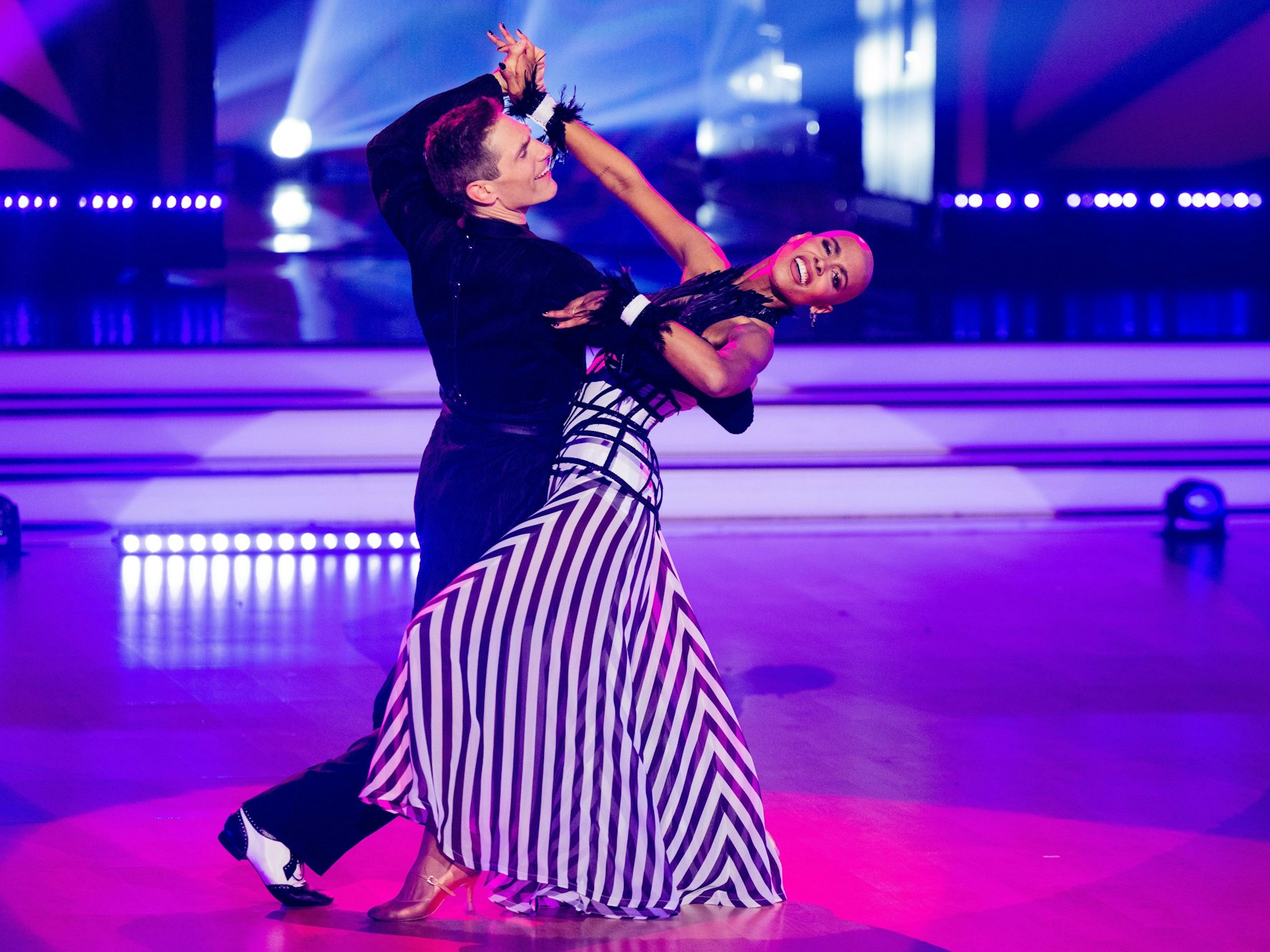 Sharon Battiste, Bacherlorette und Schauspielerin, und Christian Polanc, Profitänzer, tanzen in der RTL-Tanzshow "Let's Dance" im Coloneum.