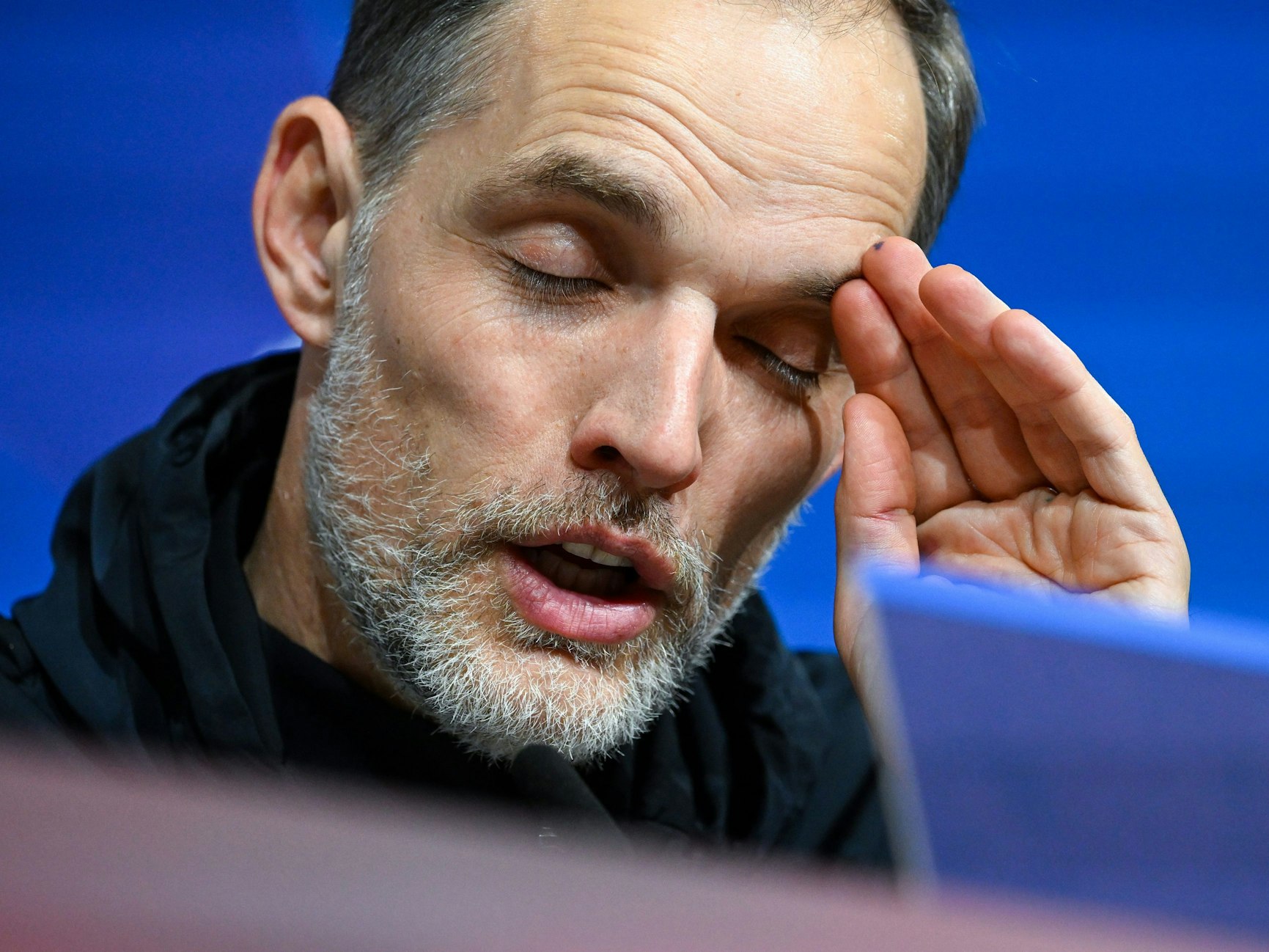 Thomas Tuchel auf einer Pressekonferenz.
