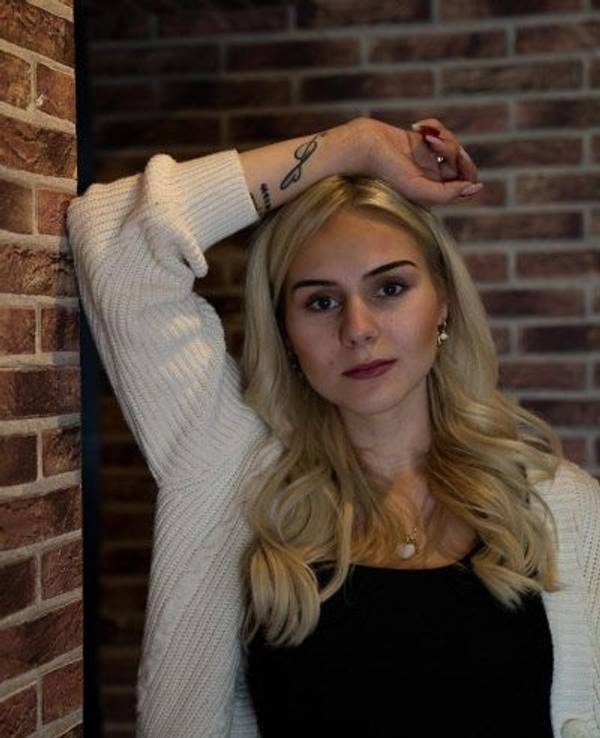 Estefania Wollny blickt, hier auf einem Instagramfoto von Dezember 2022, in die Kamera und trägt einen weißen Cardigan.