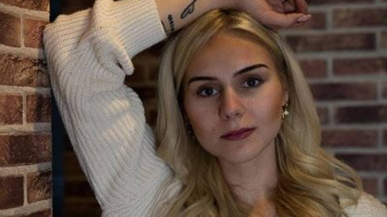 Estefania Wollny blickt, hier auf einem Instagramfoto von Dezember 2022, in die Kamera und trägt einen weißen Cardigan.