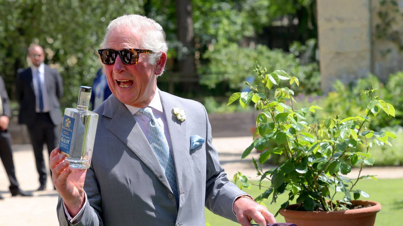 König Charles III. am 8. Juni 2021 mit einer Flasche Gin in der Hand in einem Garten in Oxford.
