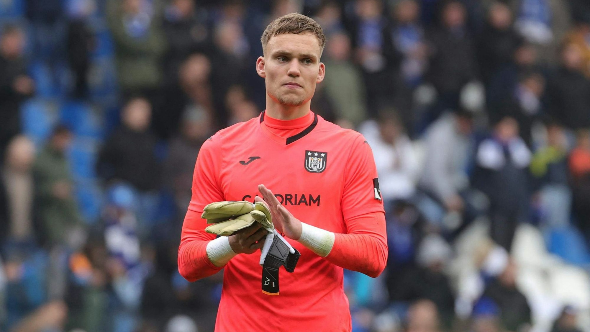 Torwart Bart Verbruggen geht nach einem Spiel des RSC Anderlecht über de Platz.