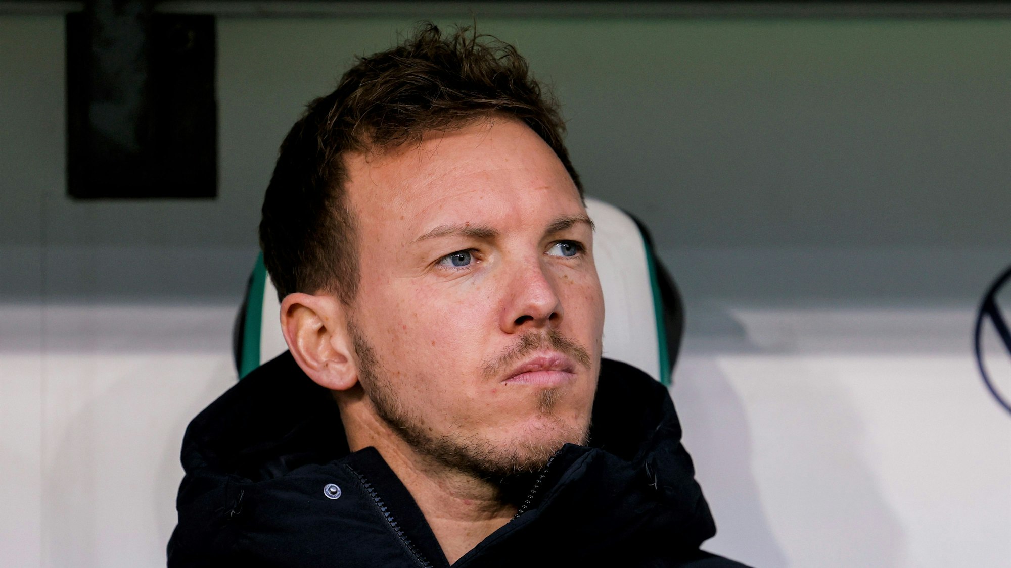 Julian Nagelsmann sitzt beim Gastspiel des FC Bayern beim VfL Wolfsburg auf der Trainerbank.