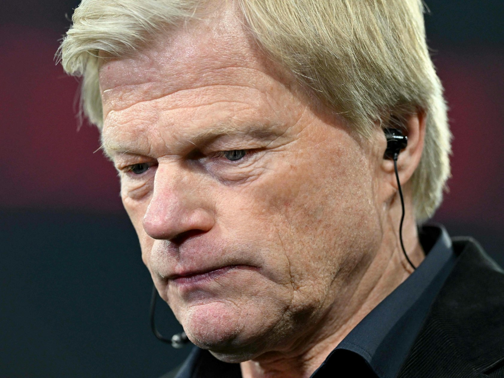 Bayern-Boss Oliver Kahn guckt deprimiert.
