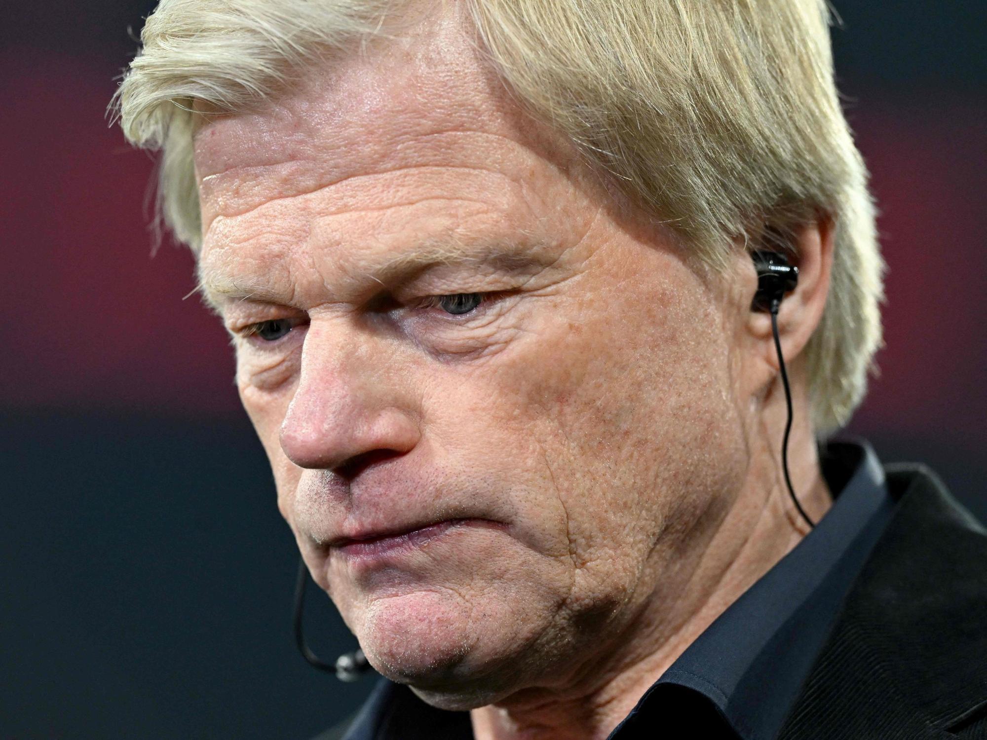 Bayern-Boss Oliver Kahn guckt deprimiert.