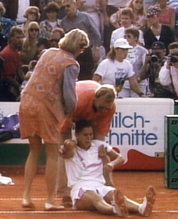 Die verletzte Monica Seles wird auf dem Centre Court am Hamburger Rothenbaum versorgt.