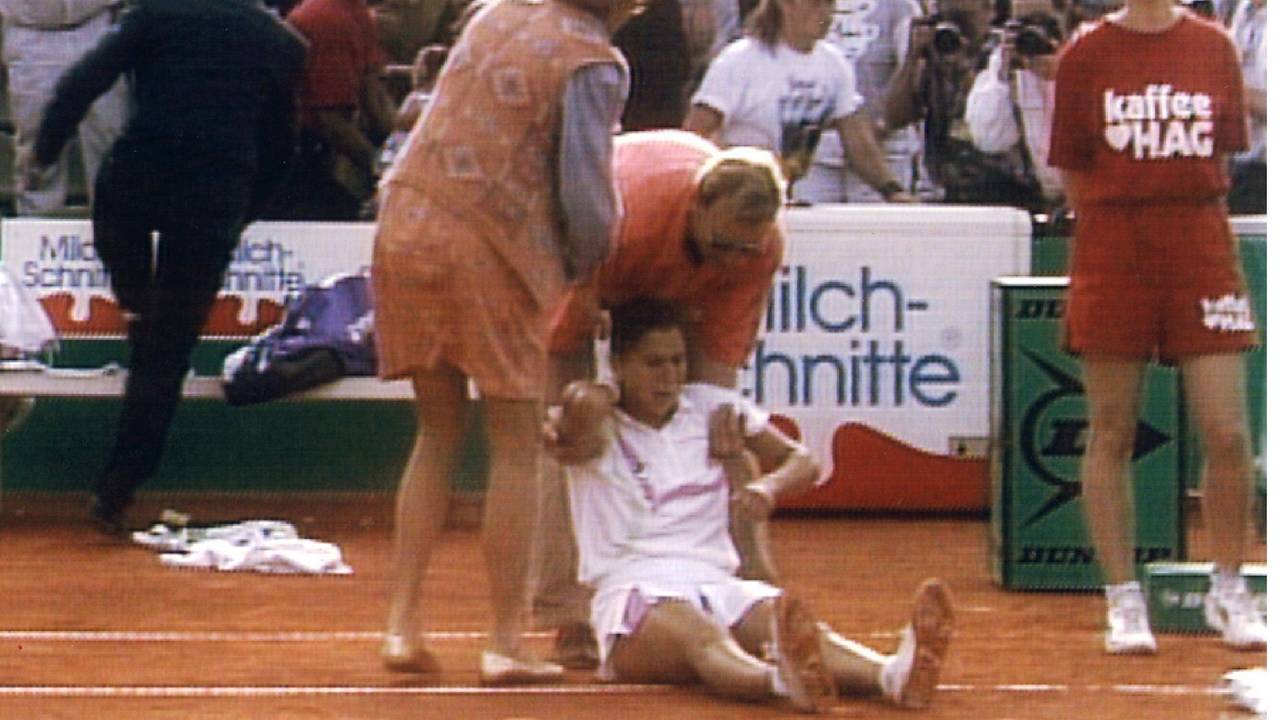 Die verletzte Monica Seles wird auf dem Centre Court am Hamburger Rothenbaum versorgt.