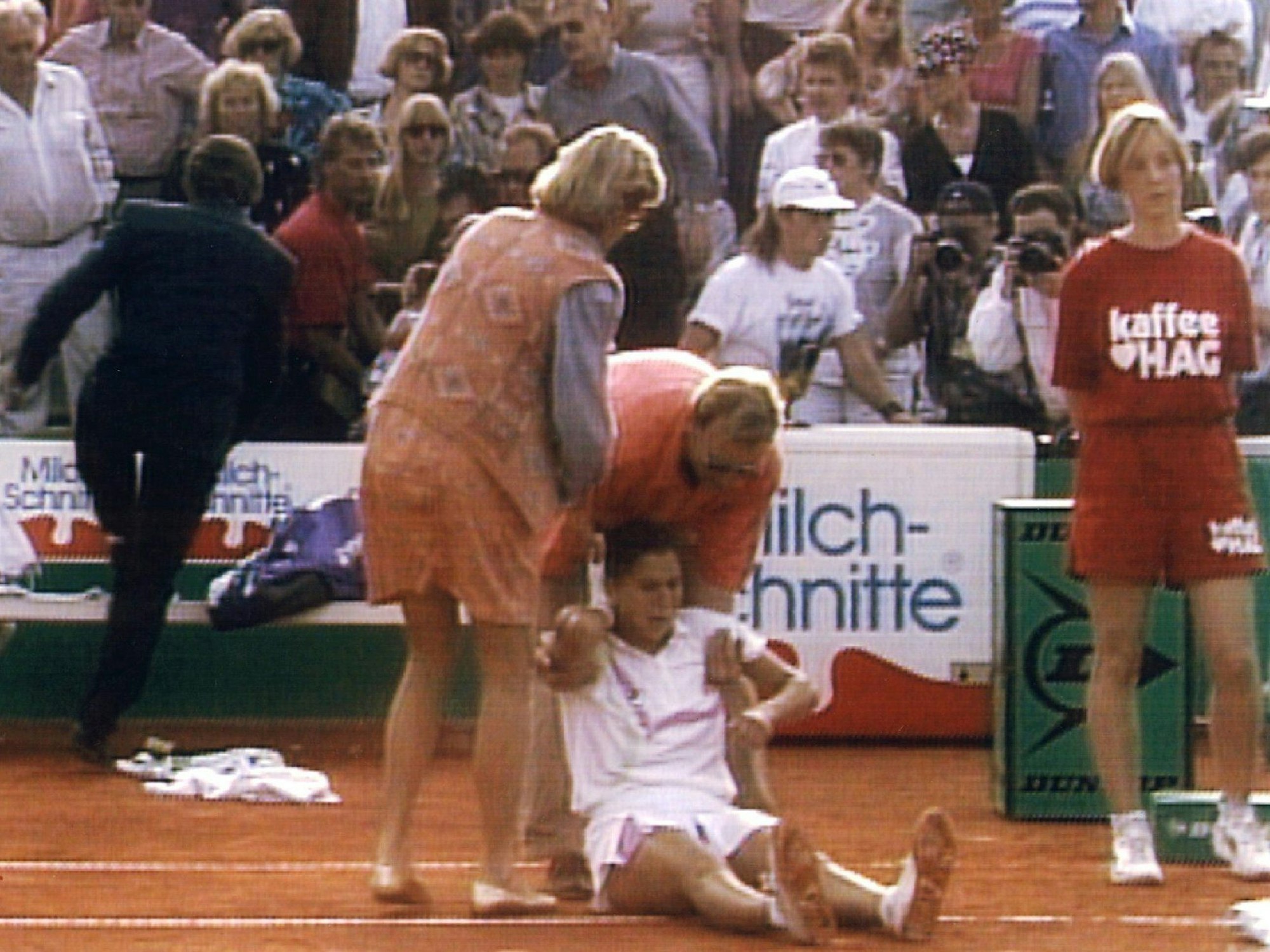 Die verletzte Monica Seles wird auf dem Centre Court am Hamburger Rothenbaum versorgt.