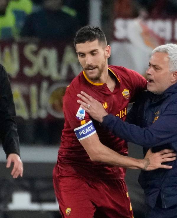 AS Rom: Lorenzo Pellegrini umarmt Trainer Jose Mourinho.