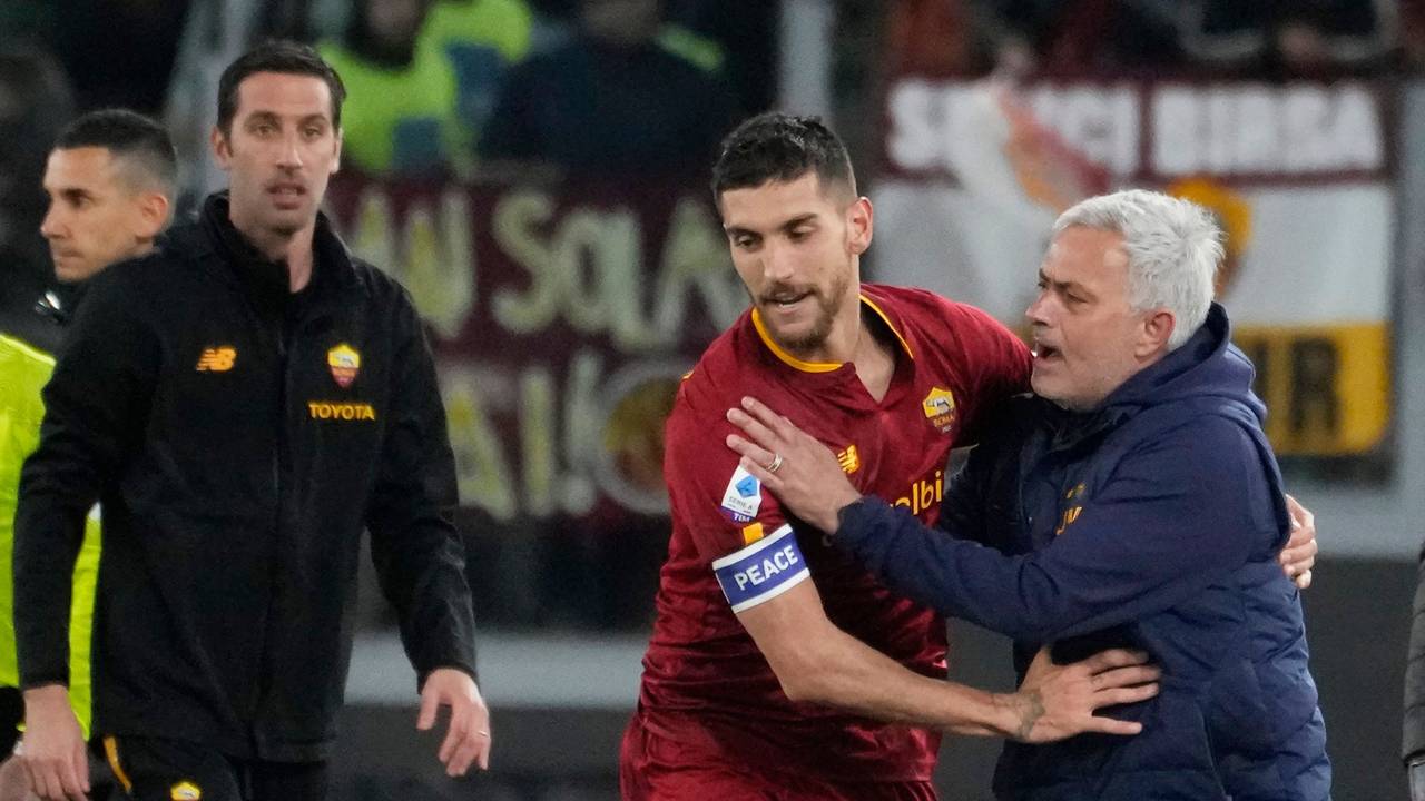 AS Rom: Lorenzo Pellegrini umarmt Trainer Jose Mourinho.